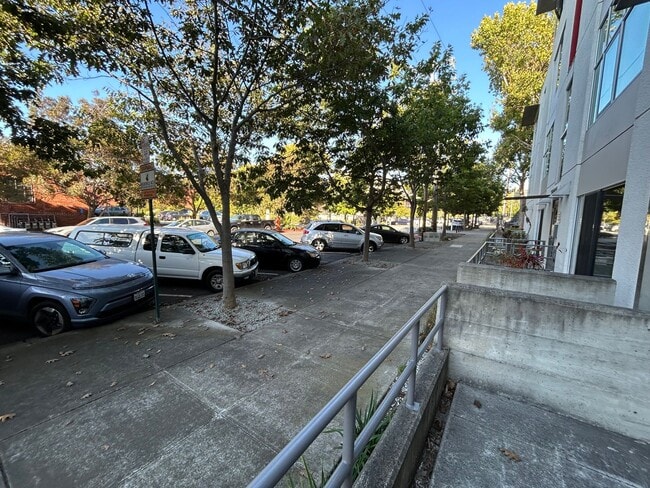 Building Photo - $1,000 OFF FIRST MONTH'S RENT!! Spacious 3 bedroom / 2.5 Bath Apartment in Emeryville, CA.