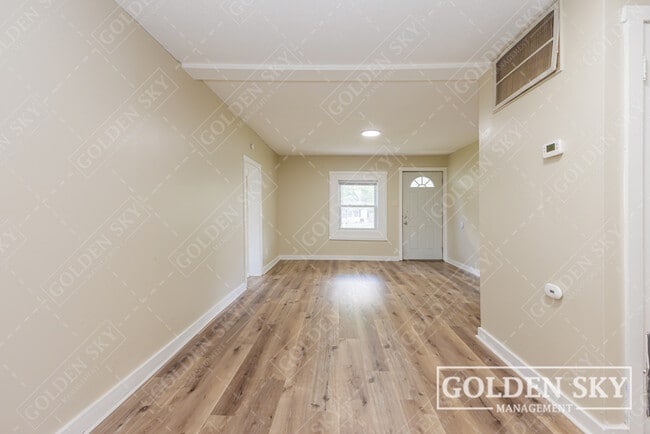 Building Photo - 1704 W 15th St