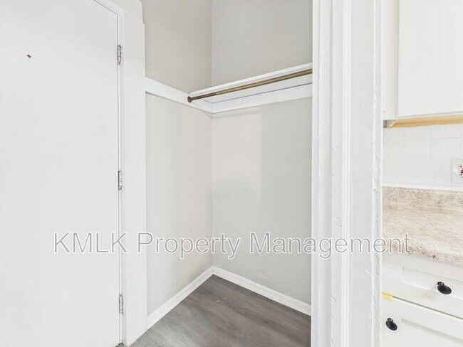 Building Photo - 429 Lovisa St