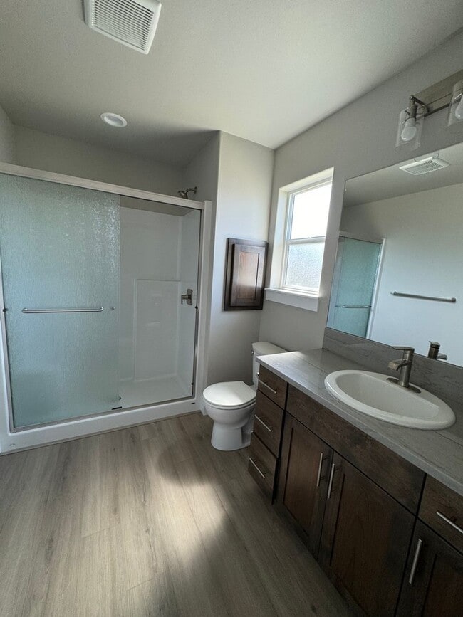 Building Photo - Newer West Roseburg 3-Bedroom, 2.5-Bath Townhouse