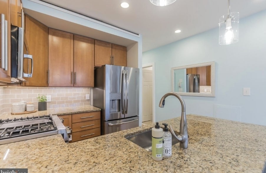 Building Photo - 302 Todd Pl NE