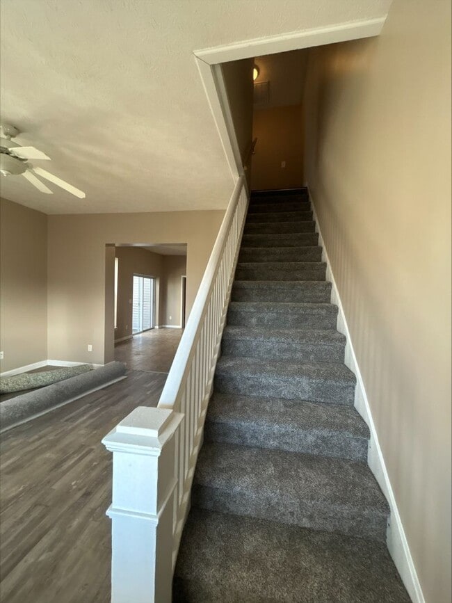 Building Photo - Large 3 Bedroom Townhome Available For Short-Term Lease! Brand New Flooring and Paint!