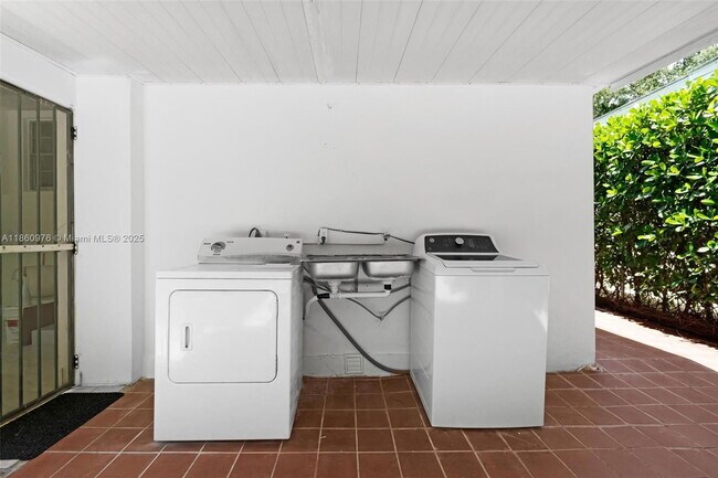 Building Photo - 1107 El Rado St