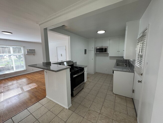 Building Photo - 5700 Hazeltine Ave