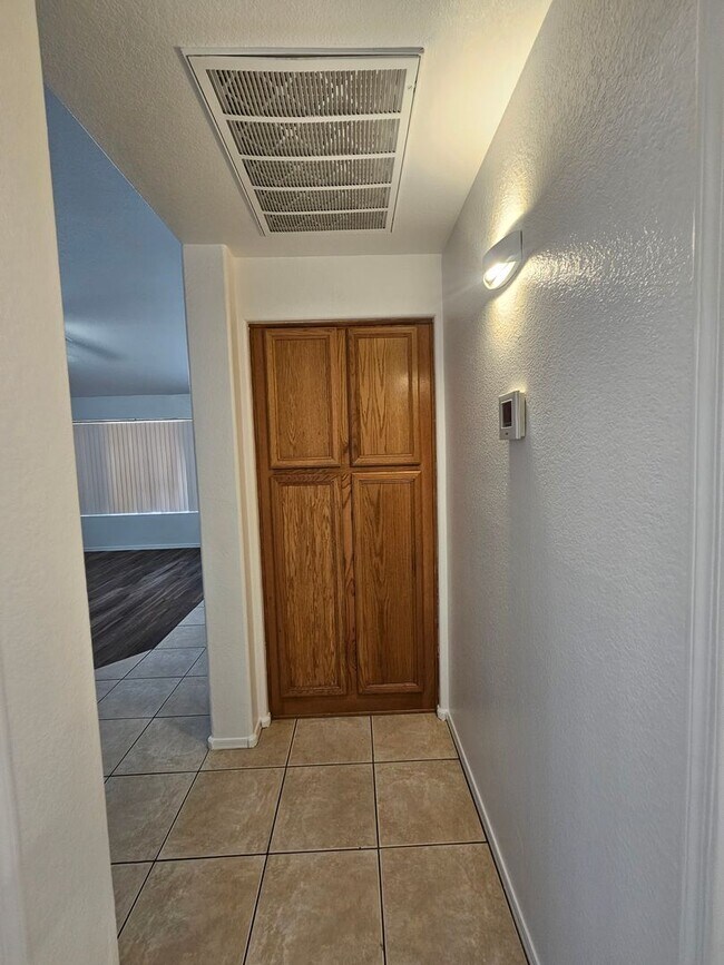 Building Photo - 3 Bedroom Home - No HOA - Single Level - North Phoenix *$500 Off First Month's Rent*