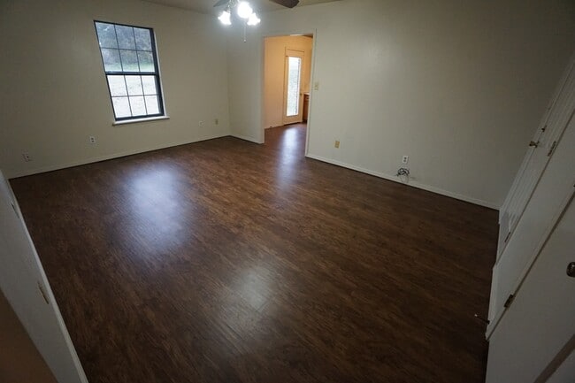 Building Photo - 3 BR, 1 BTH, 1 car garage