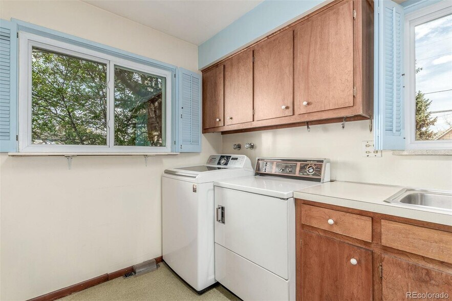 Building Photo - 680 S Canosa Ct