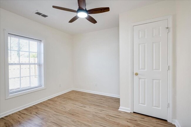 Building Photo - 953 Hopkins St