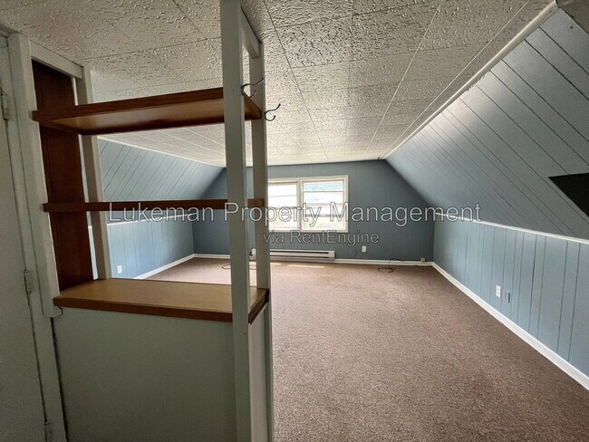 Building Photo - 806 W Cedar St