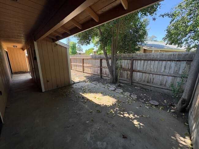 Building Photo - NW Condo Near Shopping Center Available Now!