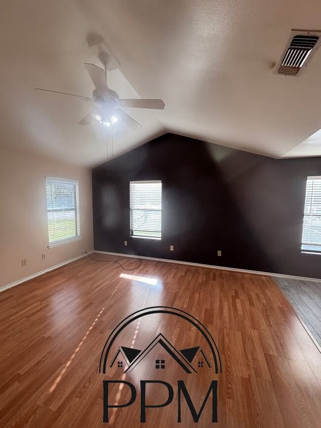 Building Photo - 901 Everitt St