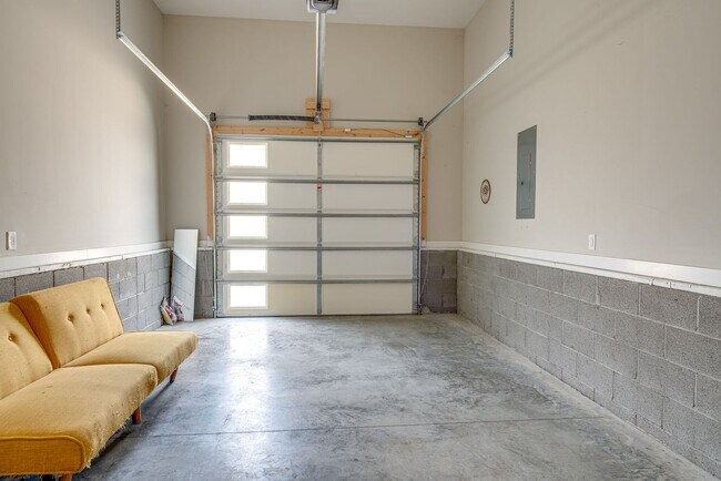 Building Photo - AVAILABLE September 1st. UPDATED 3 Bedroom...