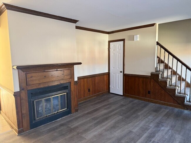 Building Photo - Three Bedroom 1.5 Bath Townhouse in Wester...