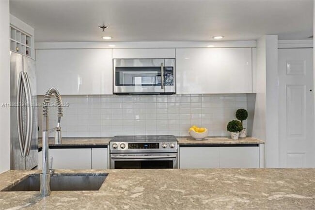 Building Photo - 540 Brickell Key Dr