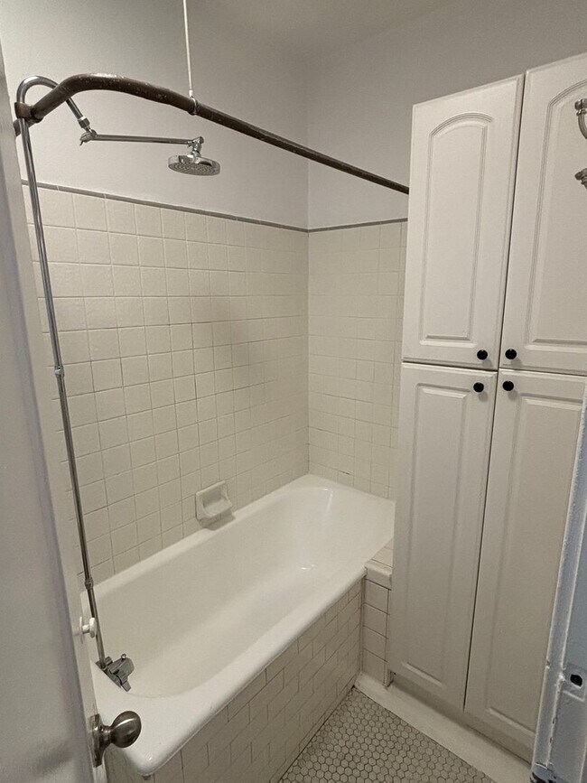 Building Photo - Beautiful 2 Bedroom 1 Bath available now in Long Beach