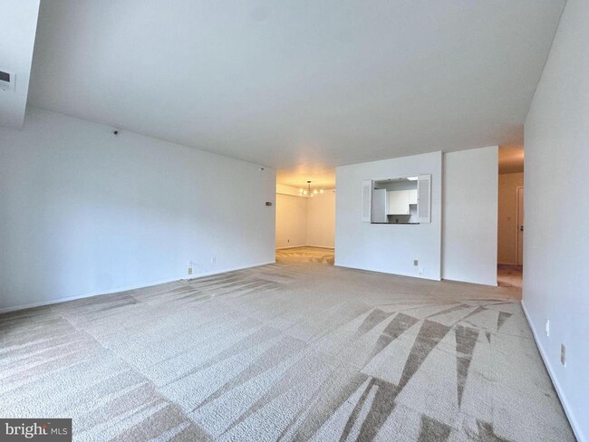 Building Photo - 1600 N Oak St