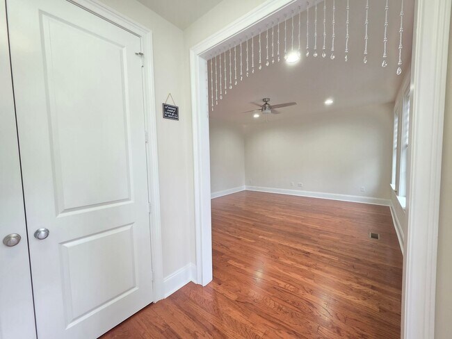 Building Photo - 4bed-3.5bath home in the Town of Whitehalll