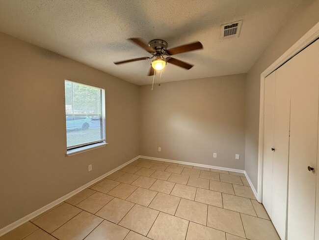 Building Photo - 2 Bedroom 1 Bath Duplex in Pace, FL!