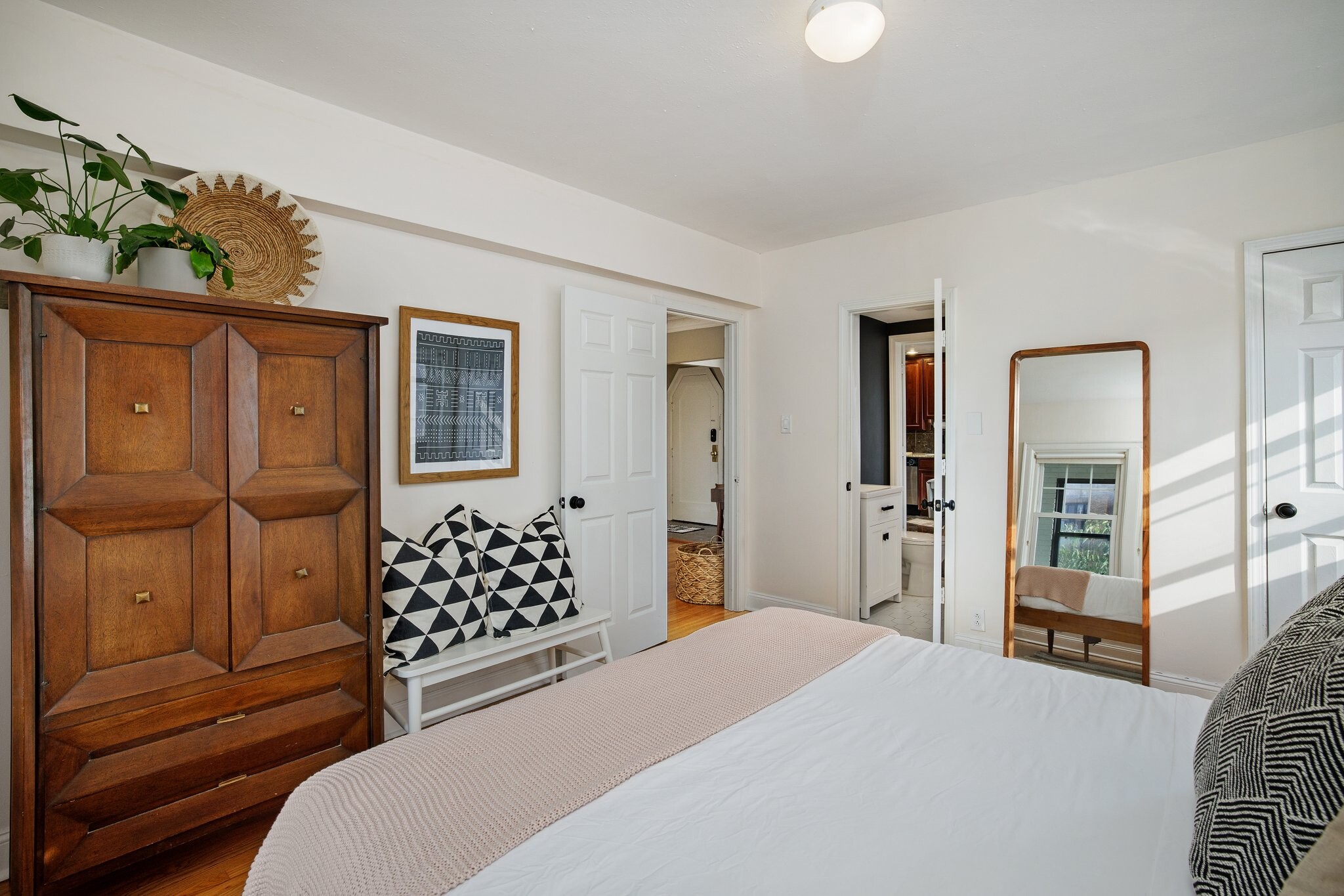 Building Photo - 807 W 48th St