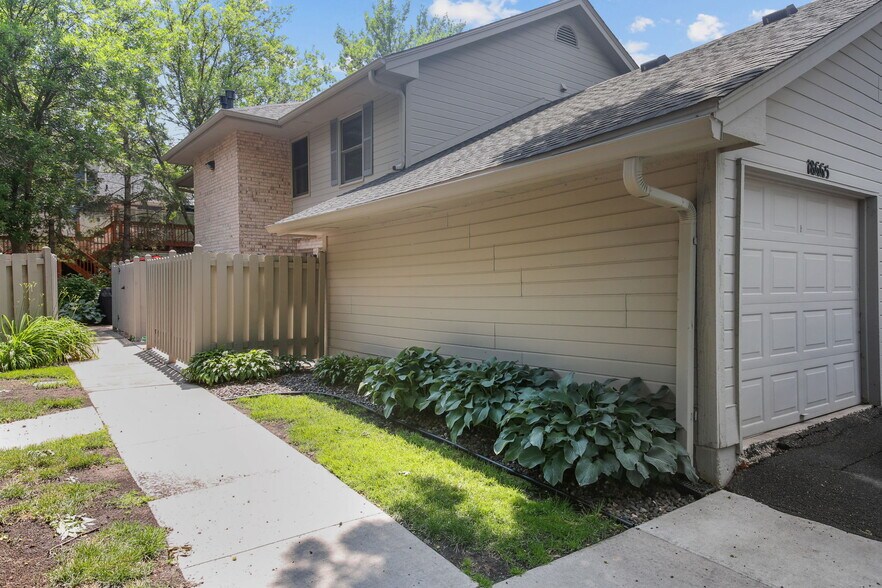 Building Photo - 18669 Clear View Ct