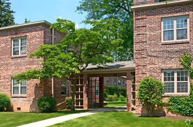 Building Photo - Stonehenge Gardens