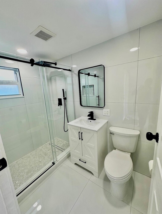 Building Photo - 320 Sunshine Dr