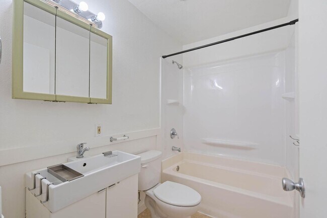 Building Photo - $500 off! Updated, upstairs 2-bdrm/1-bath triplex apt—On-site w/d, off-street parking, near downt...
