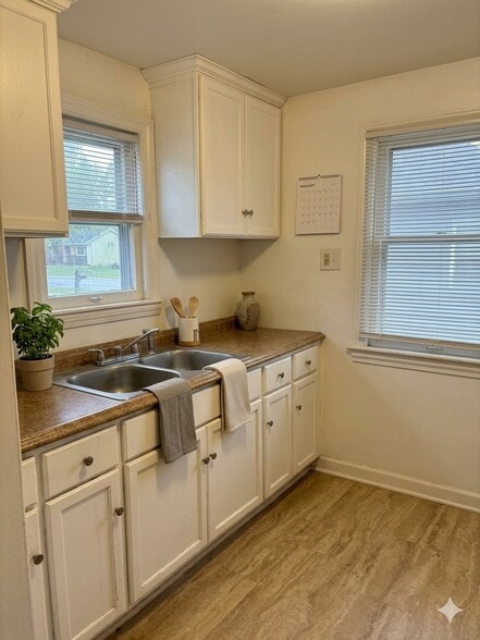 Building Photo - 5566 Beechwood Ave