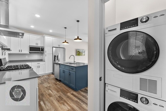 Building Photo - Sutherland Loft Townhouses