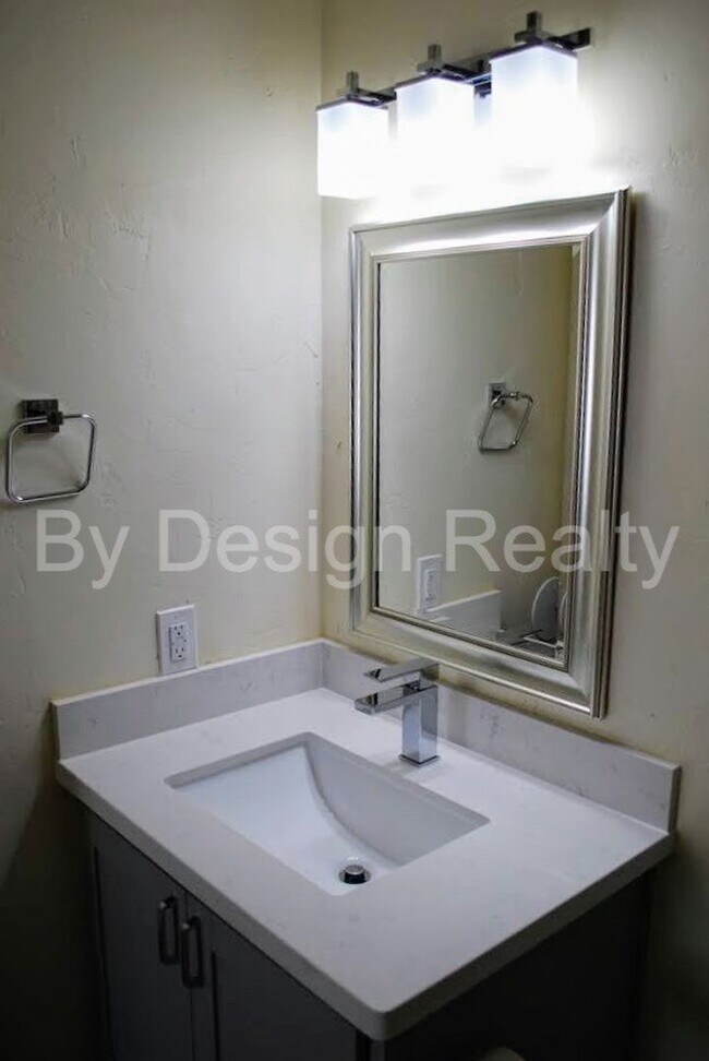 Building Photo - Recently Updated - 3 Bed 2 Bath - Large Ga...