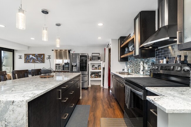 Building Photo - 3558 Shore Dr