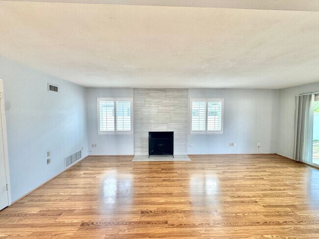 Building Photo - Beautiful 3bd/2ba HOUSE in Clairemont Mesa! 2-car Garage, AC, laundry, patio, VIEWS!