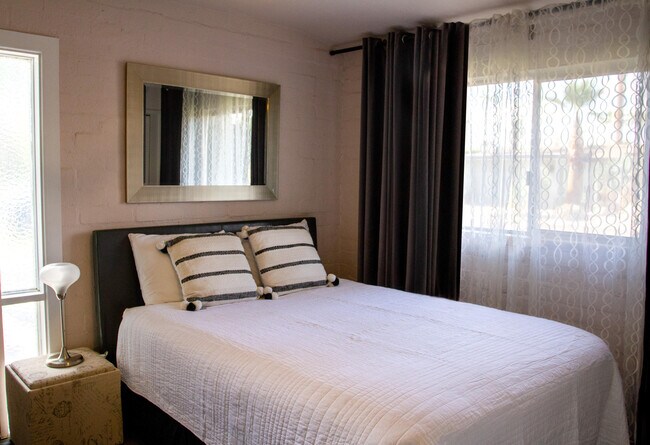 Building Photo - 1423 E San Lorenzo Rd