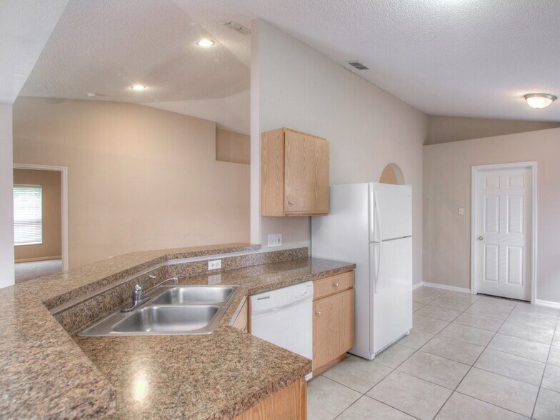 Building Photo - 16041 Wilkinson Dr