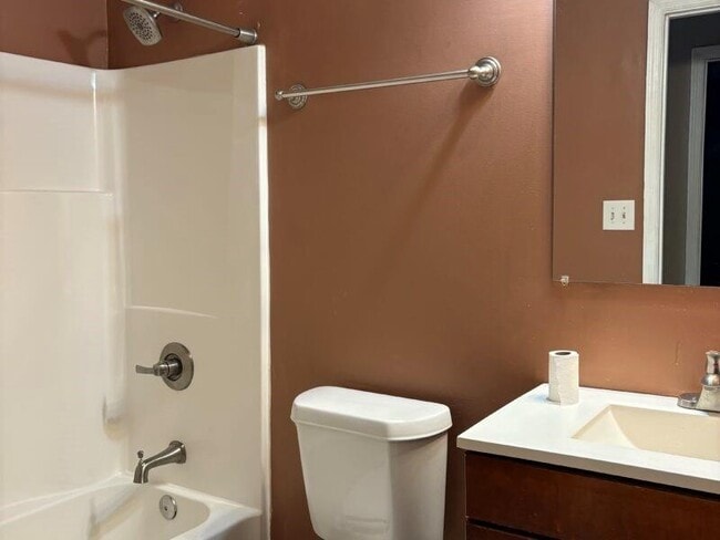 Building Photo - 1562 Linksview Close