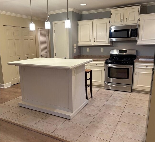 Building Photo - 1914 Powers Ferry Trce SE