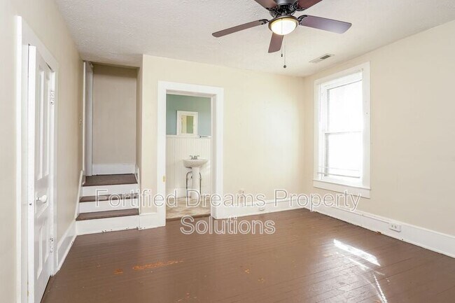 Building Photo - 400 S.Spring St