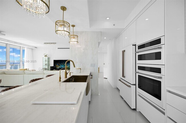 Building Photo - 16485 Collins Ave