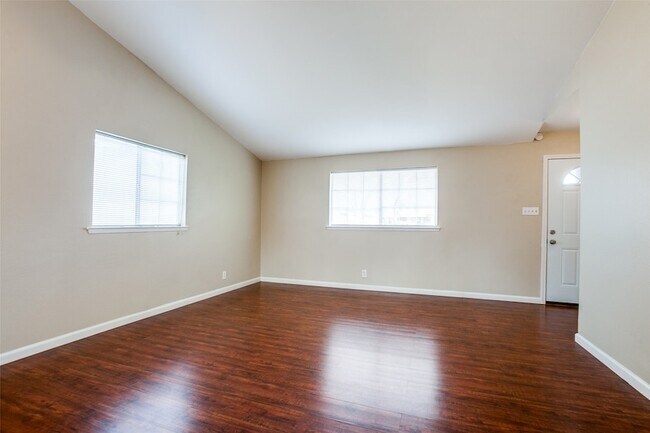 Building Photo - 811 Brentwood Ln