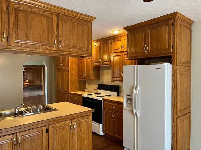 Building Photo - Country living at a great Price.