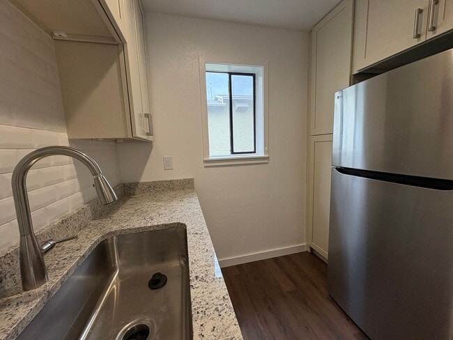 Building Photo - Completely Renovated 2 Bed 1.5 Bath West Pearl Street Condo W/Hiking Trails In Your Backyard.