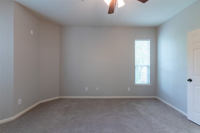 Building Photo - 6607 Lake Woodlands Dr