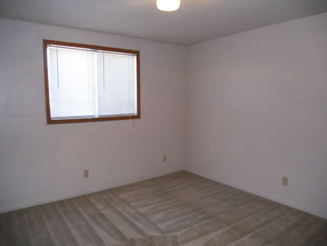 Building Photo - 2322 Hawthorn Dr