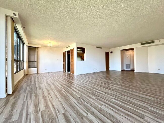 Building Photo - Punchbowl- Continental Plaza: Large 2BR, 2...