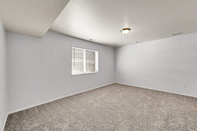 Building Photo - $2,995, 4 bed, 3.5 bath, located in Monume...