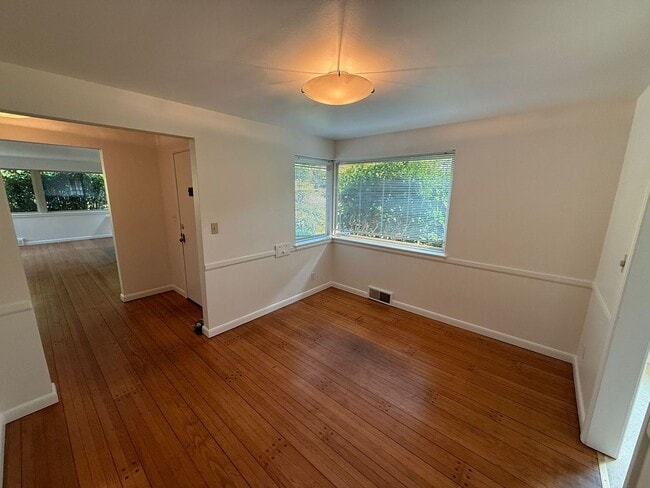 Building Photo - 2 Bedroom 2 Bathroom + Den Magnolia House!