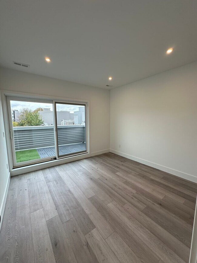 Building Photo - Recently Constructed, Modern 3 Bed / 3 Bath Bi Level Apartment Near Temple — Private Rooftop + Ba...