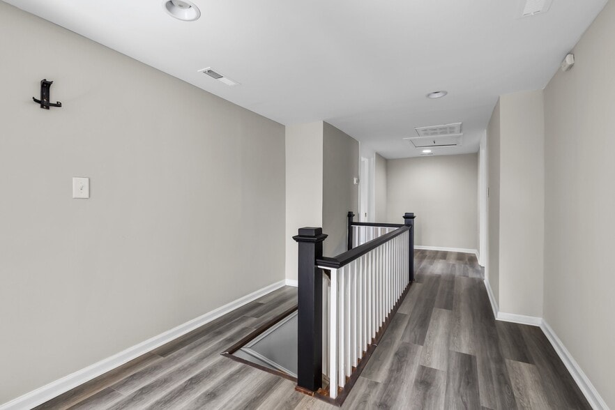 Upstairs - 404 Formosa Ave