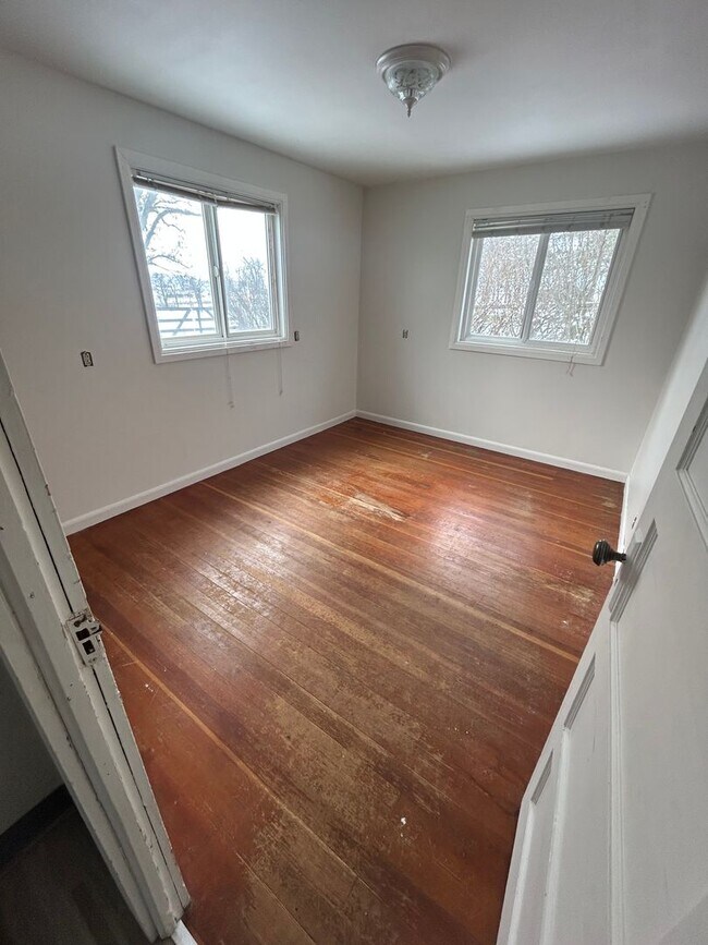 Building Photo - Charming 3 bed/1 bath country home on 5 acres with barn & small shop.