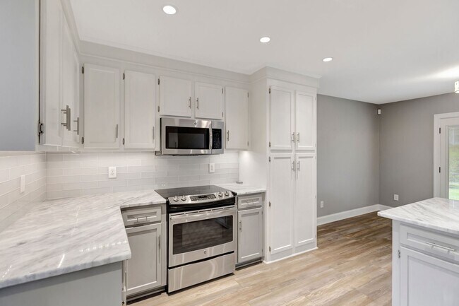 Building Photo - Beautiful Home in The Hamlets
